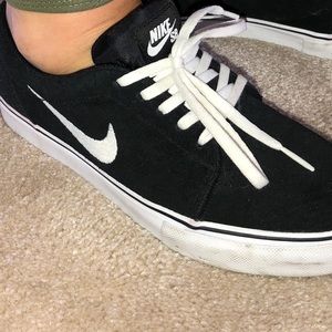 Never worn Nike shoes!!